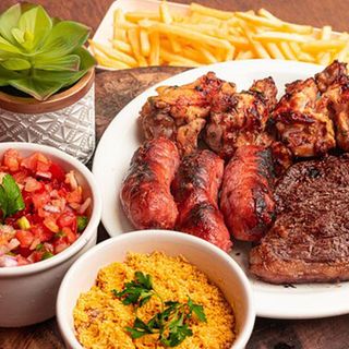 Grelhada  Mista com batata frita farofa e vinagrete 