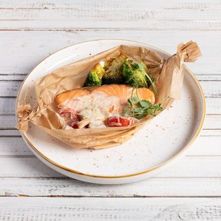 Запеченная семга с брокколи в сливочном соусе