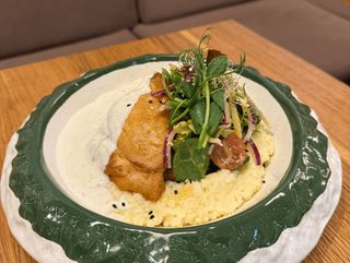 Куряче стегно з кус кусом і соусом дор блю (400g)