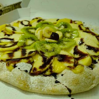 Crema pasticcera, frutta di stagione, zucchero a velo 