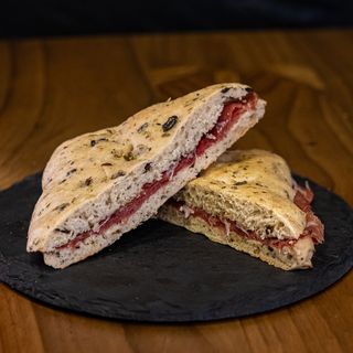Bocadillo Focaccia De Aceitunas Y Jamón Ibérico 100% Cortado A Mano