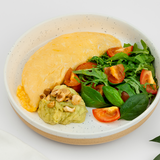 Omletă pufoasă cu salată din roșii colorate, spanac și guacamole