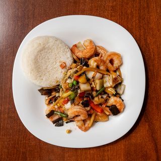 Krewetki z grzybami mun, bambusem i warzywami