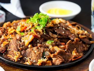 Ternera con salsa de ajo y sésamo