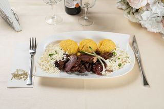 Pastramă de oaie cu mămăliguță