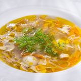 ქათმის ბულიონი ატრიათი, სოკოთი და მწყერის კვერცხით