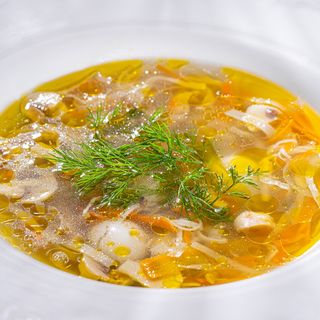 ქათმის ბულიონი ატრიათი, სოკოთი და მწყერის კვერცხით