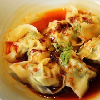 Wonton de Sichuan con aceite rojo picante