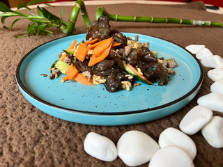 Vită cu urechi de lemn și usturoi