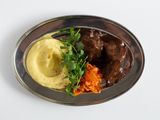 Мʼяка яловичина з картопляним пюре