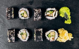 Каліфорнія з вугрем та томаго