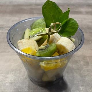 Стакан с фруктами