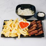 Ćevapi i pomfrit