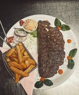 Pljeskavica punjena sa sirom i sušenim mesom