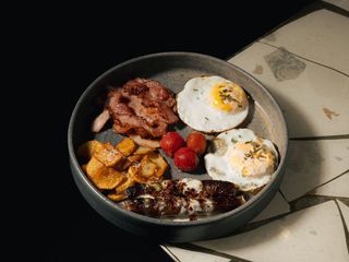 ВЕЛИКИЙ ФІРМОВИЙ СНІДАНОК з ковбасками та беконом