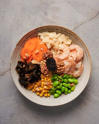 Поке с тигрови скариди, пармезан и орехи (410гр)