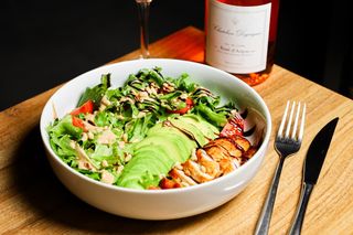Салат з індичкою та горіховим соусом