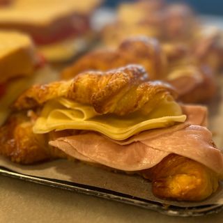 Medialuna jamón y queso.