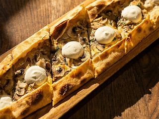 Пенірлі з лісовими грибами,карамелізованою цибулею,трюфельною пастою та мусом із фети Lykas (300г)