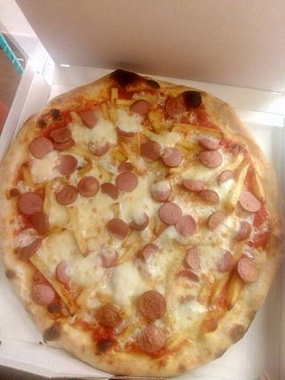 Würstel e patatine fritte