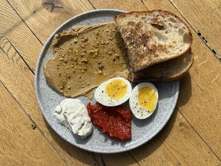 Тост з печінковим паштетом та томатним джемом (260г)