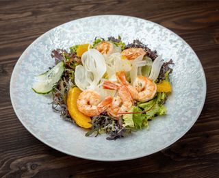 Salată de fenicul cu castravete, mentă și creveți