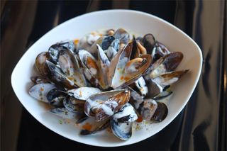 მიდიები ნაღების სოუსში