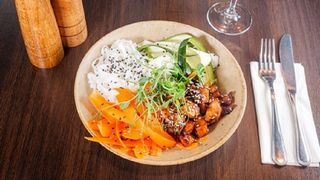 Poke bowl cu pui teriyaki