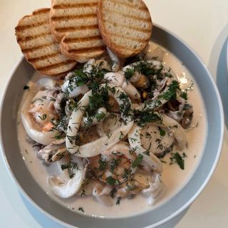 Мікс морепродуктів у вершковому соусі: