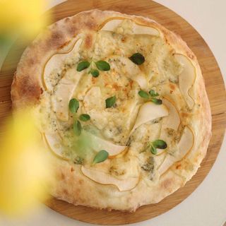 ხაჭაპური მსხლით და ლურჯი ყველით