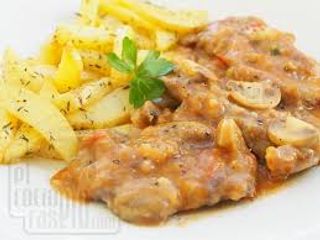 Plato Combinado De Carne En Salsa bravas y huevo