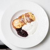Воздушные сырники со сметанным соусом и вишневым кули