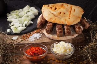 Mali ćevapi u lepinji s pomfritom