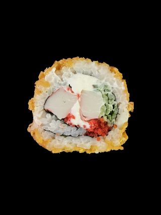 Uramaki Nachos. Ryż, tobiko, serek, ogórek, surimi, panierka nachos. 8 szt.