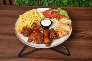 Ljuta hrskava krilca cornfleks sa pomfritom
