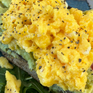 Avocado toast con uovo strapazzato 