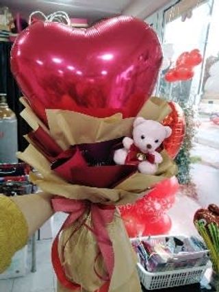 Balon u buketu sa medom, pravi je izbor  zaljubljenih