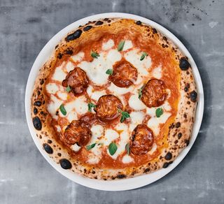 8. Pizza de chorizo picante