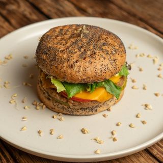 Чізбургер з фірмовою котлетою та гірчичним соусом (250г)