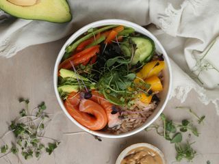 Առողջ պոկե բոուլ սաղմոնով