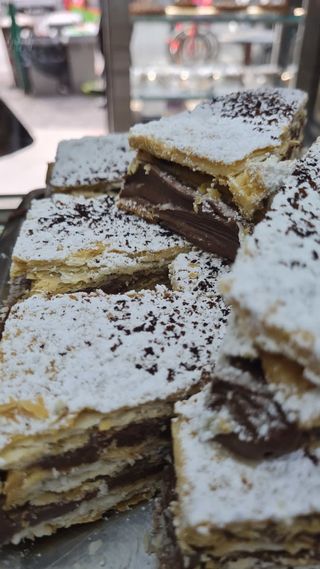 Trancio di millefoglia al cioccolato