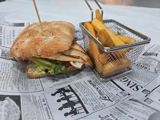 Sándwich Caliente de Pollo en Pan de focacción
