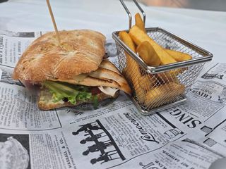 Sándwich Caliente de Pollo en Pan de focacción