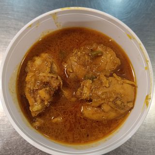 Pollo al curry con vindaloo y naan 