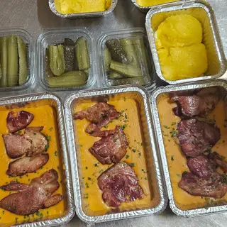 Fasole bătută cu ciolan si ceapa rumena