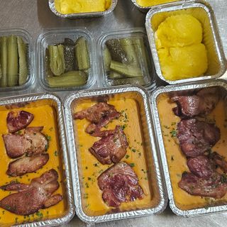 Fasole bătută cu ciolan si ceapa rumena