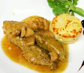 Mușchiuleț de porc cu sos de hribi