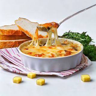 Домашен петрохан, поднесен с картофено пюре, карамелизиран лук 