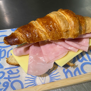 Croissant Grande relleno de Jamon York y Queso