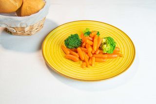 Sote de broccoli cu morcovi baby